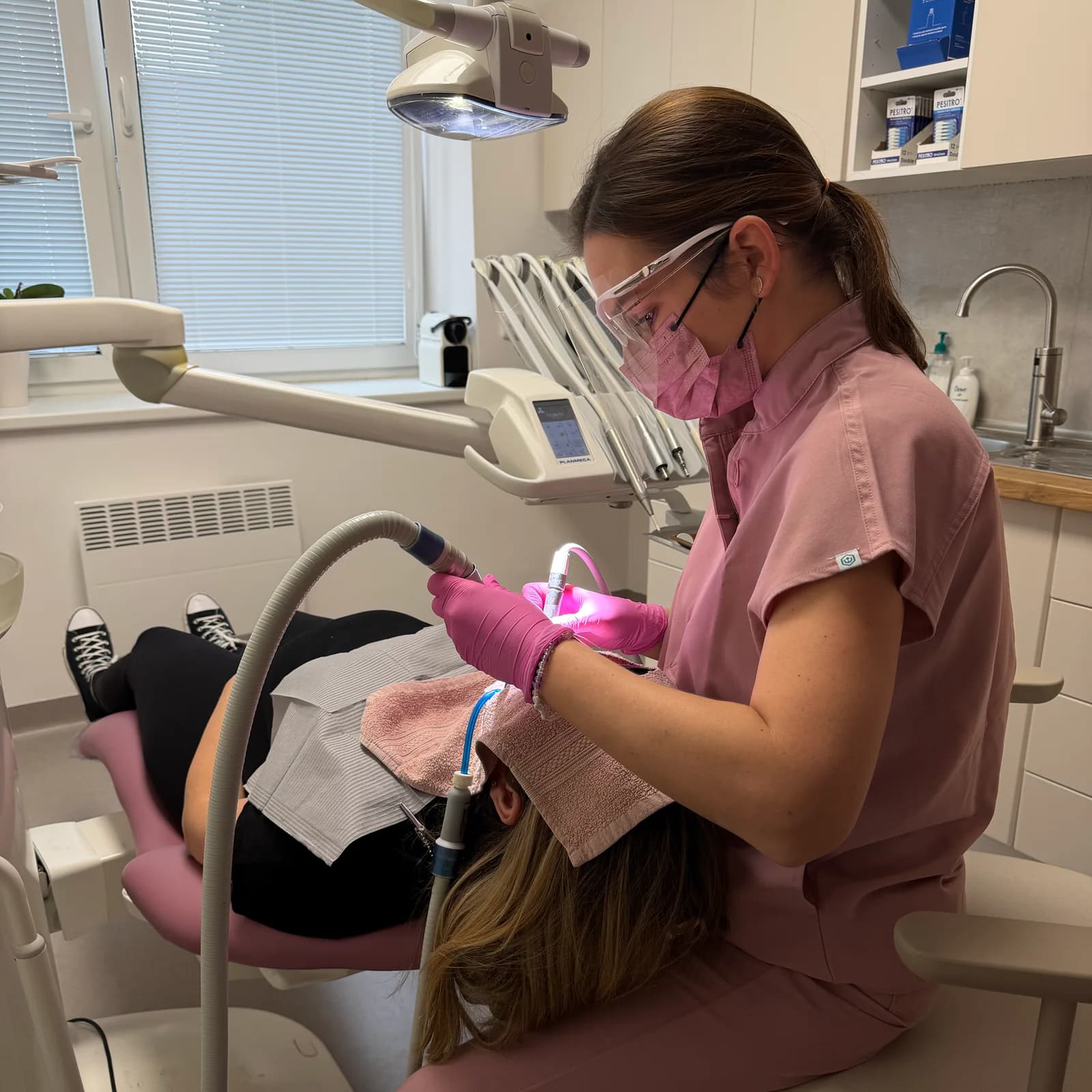 Martina při dentální hygieně u pacientky